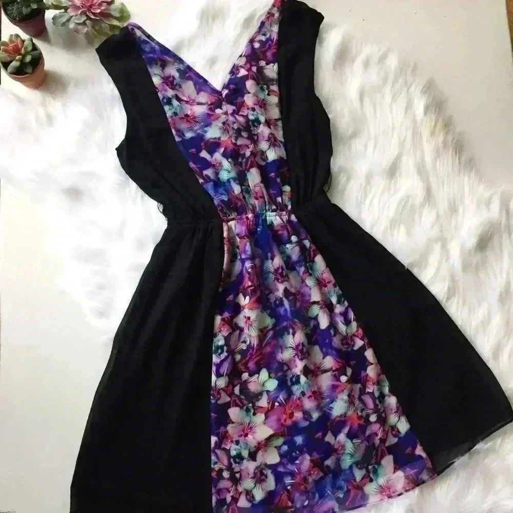 Express V-Neck Chiffon Floral Panel Dress - Picture 2 of 7